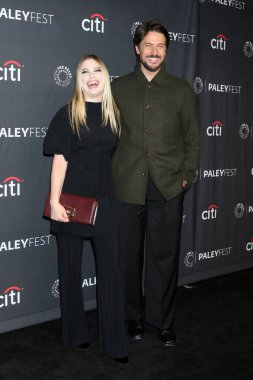 LOS ANGELES - 10 Nisan 2022 'de Camille Razat, Lucas Bravo PaleyFEST' de Emily Dolby Tiyatrosu 'nda 10 Nisan 2022' de Los Angeles, CA