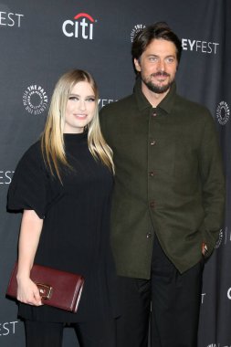 LOS ANGELES - 10 Nisan 2022 'de Camille Razat, Lucas Bravo PaleyFEST' de Emily Dolby Tiyatrosu 'nda 10 Nisan 2022' de Los Angeles, CA