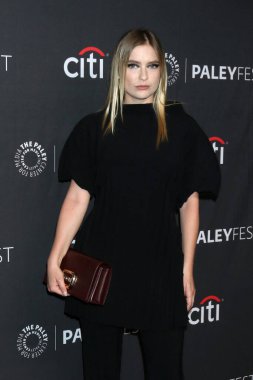 LOS ANGELES - 10 APR: Camille Razat PaleyFEST - Emily Dolby Tiyatrosu 'nda 10 Nisan 2022' de Los Angeles, CA