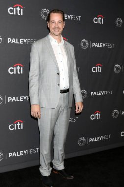 10 Nisan 2022 'de Los Angeles' ta Dolby Tiyatrosu 'nda NCIS Evreni, PaleyFEST' te Sean Murray.