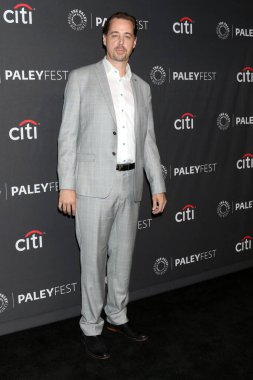 10 Nisan 2022 'de Los Angeles' ta Dolby Tiyatrosu 'nda NCIS Evreni, PaleyFEST' te Sean Murray.
