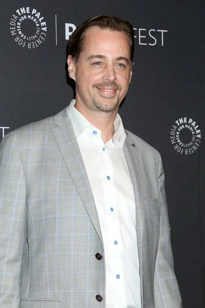 10 Nisan 2022 'de Los Angeles' ta Dolby Tiyatrosu 'nda NCIS Evreni, PaleyFEST' te Sean Murray.