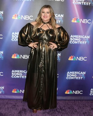 LOS ANGELES - 11 APR: Kelly Clarkson 11 Nisan 2022 'de Los Angeles, Kaliforniya' da bulunan Universal Stüdyoları 'nda Amerika Şarkı Yarışması 4.