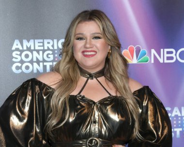 LOS ANGELES - 11 APR: Kelly Clarkson 11 Nisan 2022 'de Los Angeles, Kaliforniya' da bulunan Universal Stüdyoları 'nda Amerika Şarkı Yarışması 4.