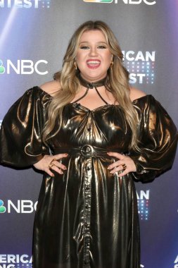 LOS ANGELES - 11 APR: Kelly Clarkson 11 Nisan 2022 'de Los Angeles, Kaliforniya' da bulunan Universal Stüdyoları 'nda Amerika Şarkı Yarışması 4.