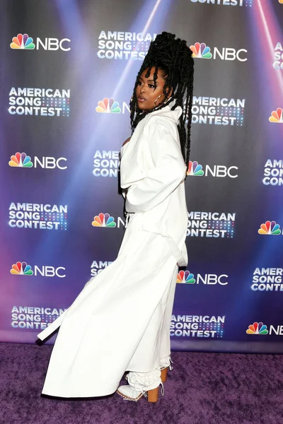 LOS ANGELES - 11 APR: Bri Steve 'ler 11 Nisan 2022' de Los Angeles, Kaliforniya 'da bulunan Universal Stüdyoları' nda Amerika Şarkı Yarışması 4.