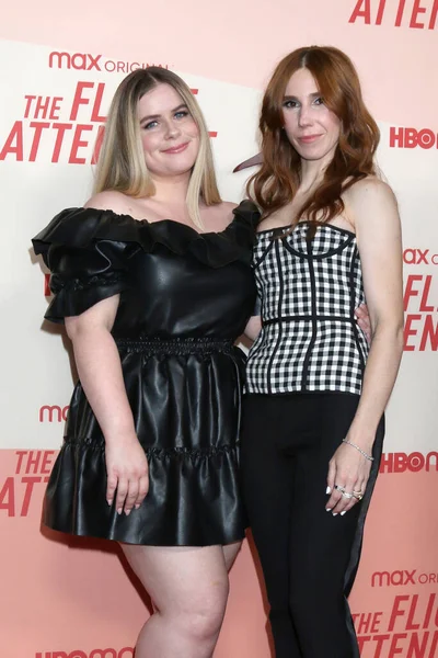 LOS ANGELES - 11 Nisan 2022 'de Los Angeles, CA' da The Flight Attendant 2. Sezon 'da Jessie Ennis, Zosia Mamet