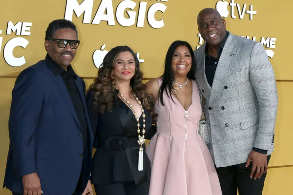 Richard Lawson, Tina Knowles Lawson, Cookie Johnson, Magic Johnson... 14 Nisan 2022 'de Westwood, CA' daki Village Theater 'da 