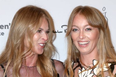 LOS ANGELES - 19 Nisan 2022 'de Beverly Wilshire Hotel' de düzenlenen 32. Yıllık Üniversite Bahar Yemeği 'nde Catherine Oxenberg, Hindistan Oxenberg