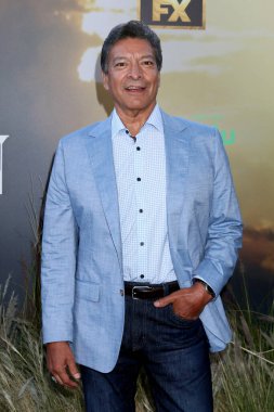 LOS ANGELES - 20 Nisan 2022 'de Los Angeles, CA' da Gil Birmingham Cennetin Sancakları Altında TV dizisi galasında Hollywood Atletizm Kulübü 'nde