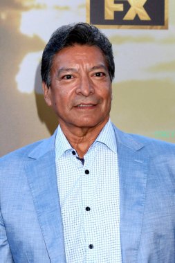 LOS ANGELES - 20 Nisan 2022 'de Los Angeles, CA' da Gil Birmingham Cennetin Sancakları Altında TV dizisi galasında Hollywood Atletizm Kulübü 'nde