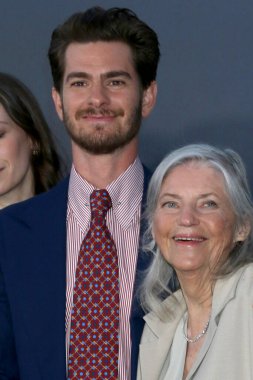 LOS ANGELES - 20 Nisan 2022 'de Los Angeles, Kaliforniya' da bulunan Hollywood Atletizm Kulübü 'nde The Banner of Heaven TV' nin altında Sandra Seacat.