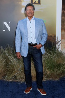 LOS ANGELES - 20 Nisan 2022 'de Los Angeles, CA' da Gil Birmingham Cennetin Sancakları Altında TV dizisi galasında Hollywood Atletizm Kulübü 'nde