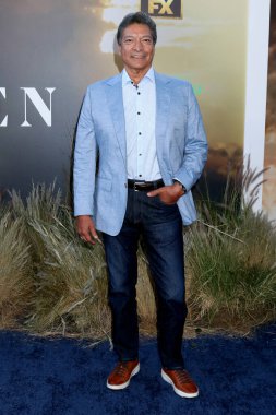 LOS ANGELES - 20 Nisan 2022 'de Los Angeles, CA' da Gil Birmingham Cennetin Sancakları Altında TV dizisi galasında Hollywood Atletizm Kulübü 'nde