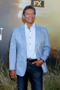 LOS ANGELES - 20 Nisan 2022 'de Los Angeles, CA' da Gil Birmingham Cennetin Sancakları Altında TV dizisi galasında Hollywood Atletizm Kulübü 'nde