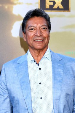 LOS ANGELES - 20 Nisan 2022 'de Los Angeles, CA' da Gil Birmingham Cennetin Sancakları Altında TV dizisi galasında Hollywood Atletizm Kulübü 'nde