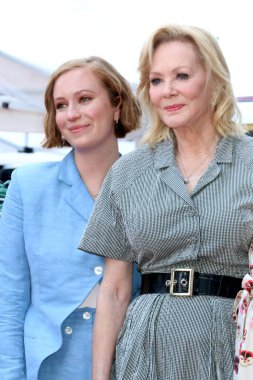 LOS ANGELES - 25 Nisan, Hannah Einbinder, Jean Smart 25 Nisan 2022 'de Hollywood Şöhret Yolu' ndaki Jean Smart töreninde