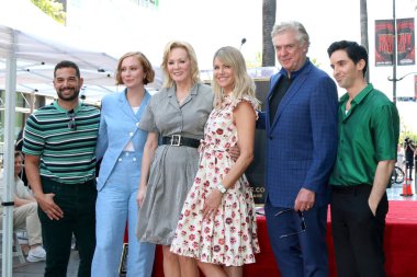 LOS ANGELES - 25 Nisan: Johnny Sibilly, Hannah Einbinder, Jean Smart, Kaitlin Olson, Christopher McDonald, Paul W. Downs 25 Nisan 2022 'de Hollywood Bulvarı' nda düzenlenen Jean Smart töreninde
