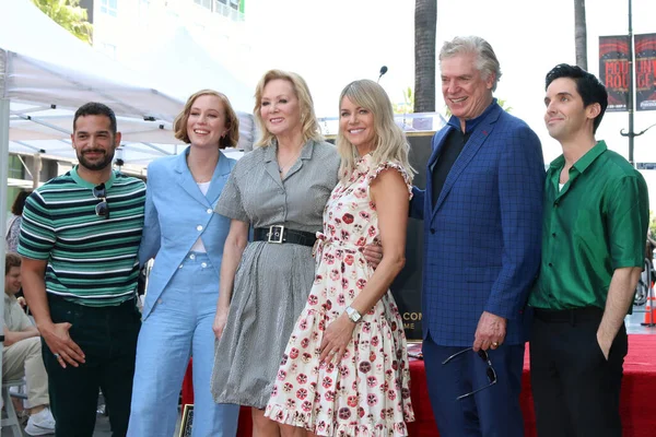 LOS ANGELES - 25 Nisan: Johnny Sibilly, Hannah Einbinder, Jean Smart, Kaitlin Olson, Christopher McDonald, Paul W. Downs 25 Nisan 2022 'de Hollywood Bulvarı' nda düzenlenen Jean Smart töreninde