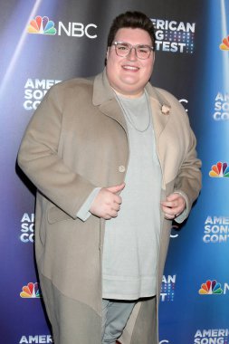 LOS ANGELES - 25 Nisan 2022, Universal City, CA 'de Jordan Smith, Amerika Şarkı Yarışması Yarı Finalleri Kırmızı Halı 