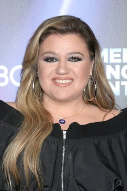LOS ANGELES - 25 Nisan 2022 'de Universal Stüdyoları' ndaki Amerika Şarkı Yarışması Yarı Finalleri 'nde Kelly Clarkson 