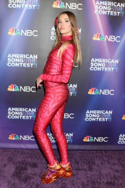 Stela Cole, 2 Mayıs 2022 'de Universal City, CA' da düzenlenen American Song Contest Yarı Finalleri Kırmızı Halı - 2. hafta Universal Stüdyolarında