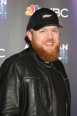 Tyler Braden, 2 Mayıs 2022 'de Universal City, CA' da düzenlenen Amerikan Şarkı Yarışması Yarı Finalleri Kırmızı Halı Şovu 2.