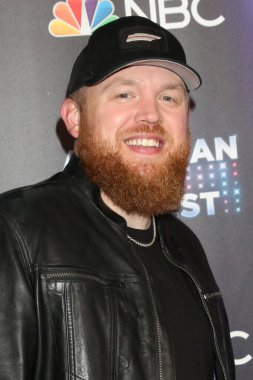 Tyler Braden, 2 Mayıs 2022 'de Universal City, CA' da düzenlenen Amerikan Şarkı Yarışması Yarı Finalleri Kırmızı Halı Şovu 2.