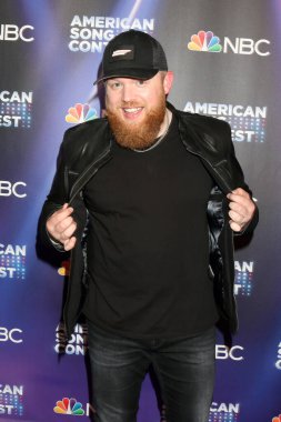 Tyler Braden, 2 Mayıs 2022 'de Universal City, CA' da düzenlenen Amerikan Şarkı Yarışması Yarı Finalleri Kırmızı Halı Şovu 2.