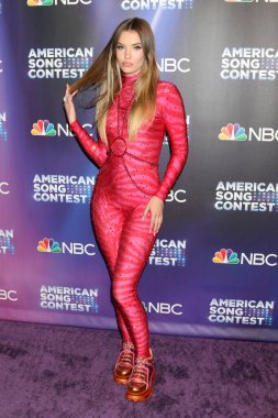 Stela Cole, 2 Mayıs 2022 'de Universal City, CA' da düzenlenen American Song Contest Yarı Finalleri Kırmızı Halı - 2. hafta Universal Stüdyolarında