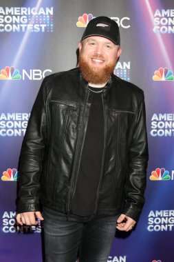 Tyler Braden, 2 Mayıs 2022 'de Universal City, CA' da düzenlenen Amerikan Şarkı Yarışması Yarı Finalleri Kırmızı Halı Şovu 2.