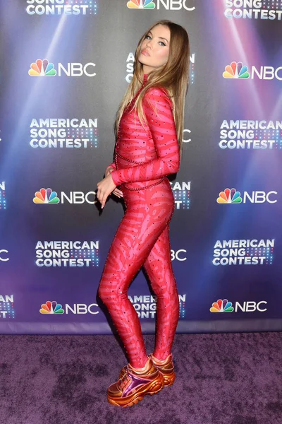 Stela Cole, 2 Mayıs 2022 'de Universal City, CA' da düzenlenen American Song Contest Yarı Finalleri Kırmızı Halı - 2. hafta Universal Stüdyolarında