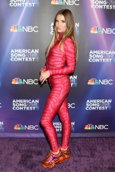 Stela Cole, 2 Mayıs 2022 'de Universal City, CA' da düzenlenen American Song Contest Yarı Finalleri Kırmızı Halı - 2. hafta Universal Stüdyolarında