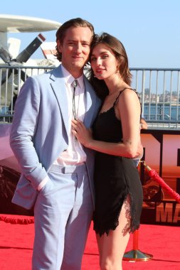 Lewis Pullman, Rainey Qualley, 