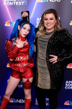 AleXa, Kelly Clarkson, 9 Mayıs 2022 'de Universal Stüdyoları' nda düzenlenen Amerika Şarkı Yarışması Büyük Finali 'nde.