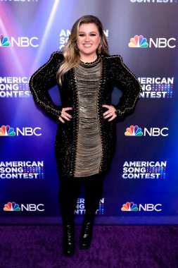 Kelly Clarkson, 9 Mayıs 2022 'de Universal Stüdyoları' nda düzenlenen Amerikan Şarkı Yarışması Büyük Finali 'nde.