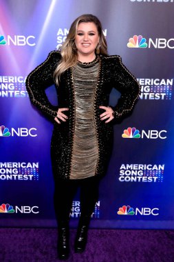Kelly Clarkson, 9 Mayıs 2022 'de Universal Stüdyoları' nda düzenlenen Amerikan Şarkı Yarışması Büyük Finali 'nde.