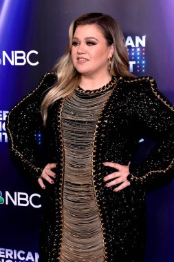 Kelly Clarkson, 9 Mayıs 2022 'de Universal Stüdyoları' nda düzenlenen Amerikan Şarkı Yarışması Büyük Finali 'nde.