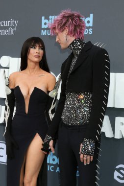 LOS ANGELES - 15 Mayıs 2022 'de MGM Garden Arena' daki 2022 Billboard Müzik Ödülleri 'nde Megan Fox, Makineli Tüfek Kelly
