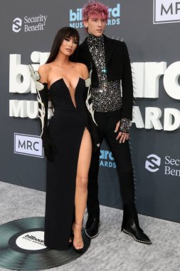 LOS ANGELES - 15 Mayıs 2022 'de MGM Garden Arena' daki 2022 Billboard Müzik Ödülleri 'nde Megan Fox, Makineli Tüfek Kelly