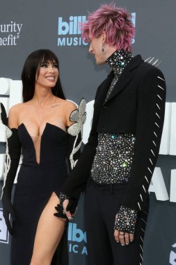 LOS ANGELES - 15 Mayıs 2022 'de MGM Garden Arena' daki 2022 Billboard Müzik Ödülleri 'nde Megan Fox, Makineli Tüfek Kelly