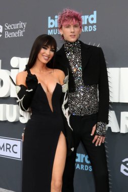 LOS ANGELES - 15 Mayıs 2022 'de MGM Garden Arena' daki 2022 Billboard Müzik Ödülleri 'nde Megan Fox, Makineli Tüfek Kelly