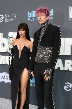 LOS ANGELES - 15 Mayıs 2022 'de MGM Garden Arena' daki 2022 Billboard Müzik Ödülleri 'nde Megan Fox, Makineli Tüfek Kelly