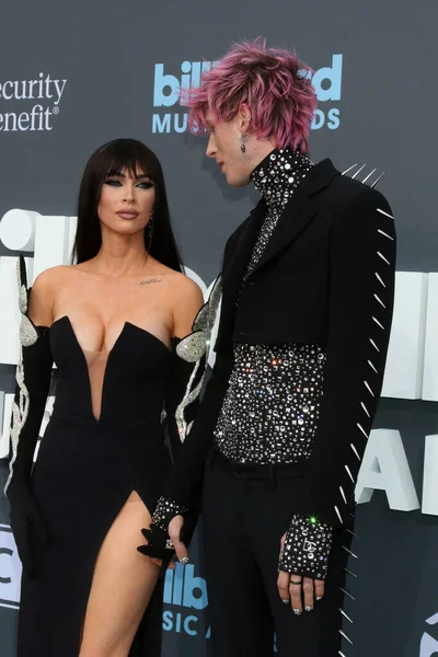 LOS ANGELES - 15 Mayıs 2022 'de MGM Garden Arena' daki 2022 Billboard Müzik Ödülleri 'nde Megan Fox, Makineli Tüfek Kelly