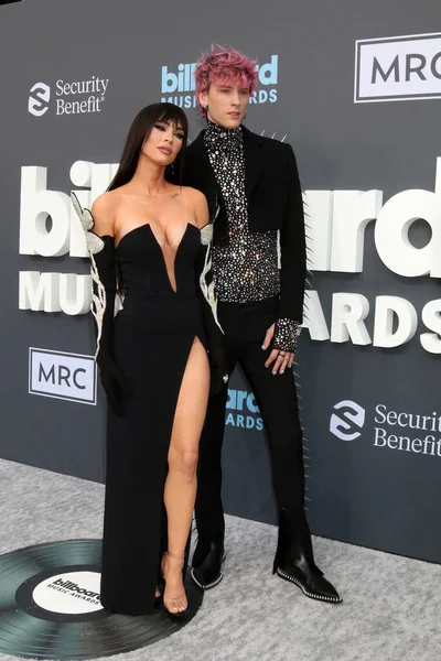 LOS ANGELES - 15 Mayıs 2022 'de MGM Garden Arena' daki 2022 Billboard Müzik Ödülleri 'nde Megan Fox, Makineli Tüfek Kelly