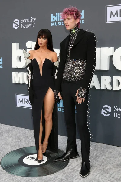LOS ANGELES - 15 Mayıs 2022 'de MGM Garden Arena' daki 2022 Billboard Müzik Ödülleri 'nde Megan Fox, Makineli Tüfek Kelly