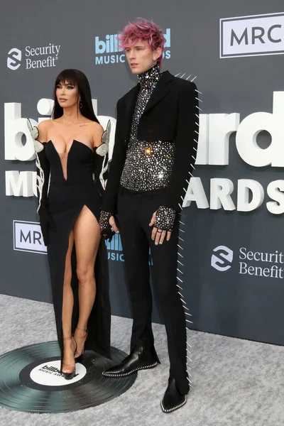 LOS ANGELES - 15 Mayıs 2022 'de MGM Garden Arena' daki 2022 Billboard Müzik Ödülleri 'nde Megan Fox, Makineli Tüfek Kelly