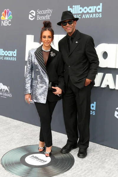 LOS ANGELES - 15 Mayıs 2022 MGM Garden Arena 'daki 2022 Billboard Müzik Ödülleri' nde eşi Lisa Jam, Las Vegas, NV