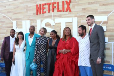 LOS ANGELES - 1 Haziran: Jaleel White, Maria Botto, Guest, Heidi Gardner, Jordan Hull, Queen Latifah, Adam Sandler, Juancho Hernangomez 1 Haziran 2022 'de Westwood, CA