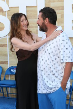 1 Haziran 2022 'de Westwood, CA' daki Hustle Tiyatrosu 'ndaki Hustle Premiere' de Jackie Sandler ve Adam Sandler.